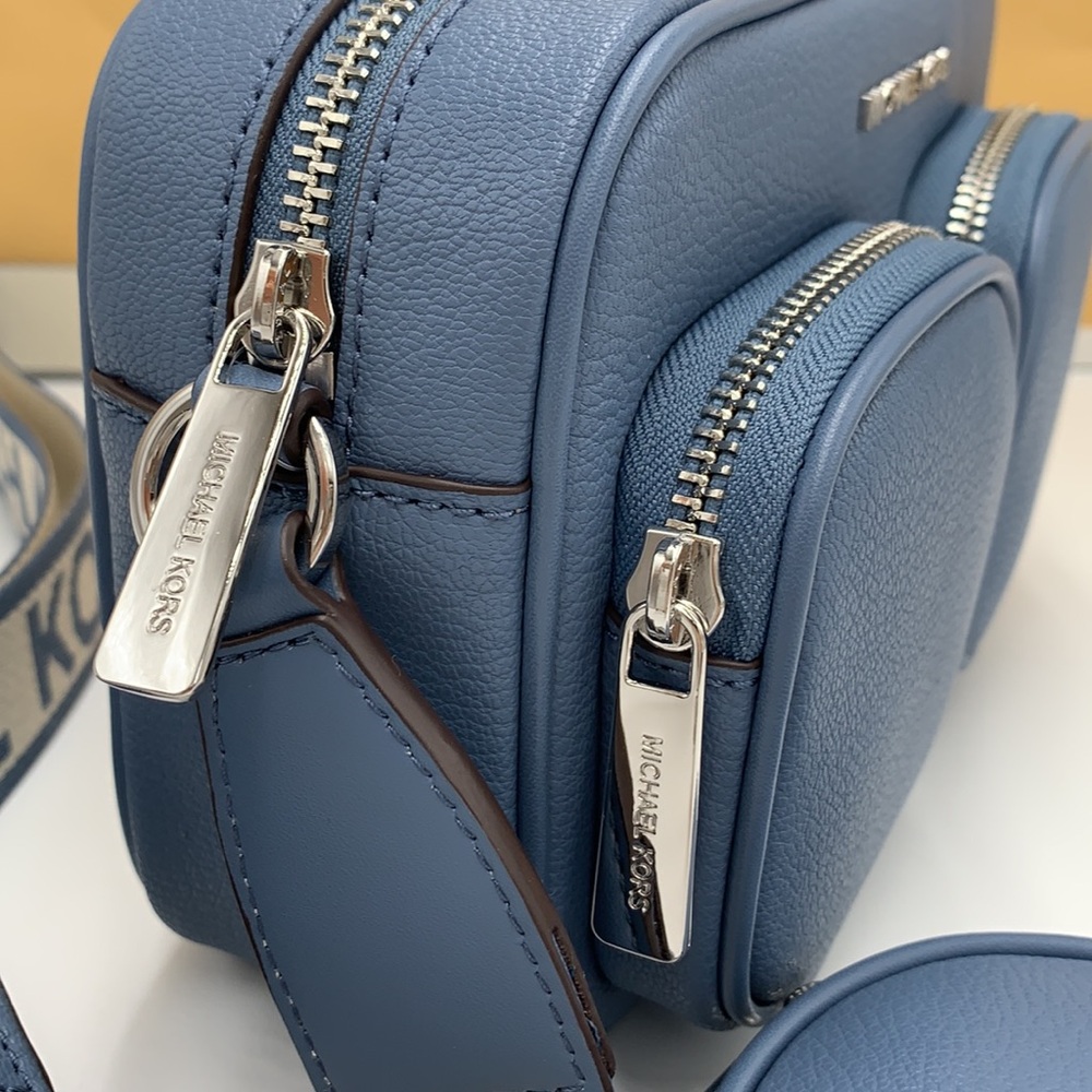 Michael Kors Jet Set Md Leather
Crossbody Bag with Case for Apple
AirPods Pro - Picture 10 of 16